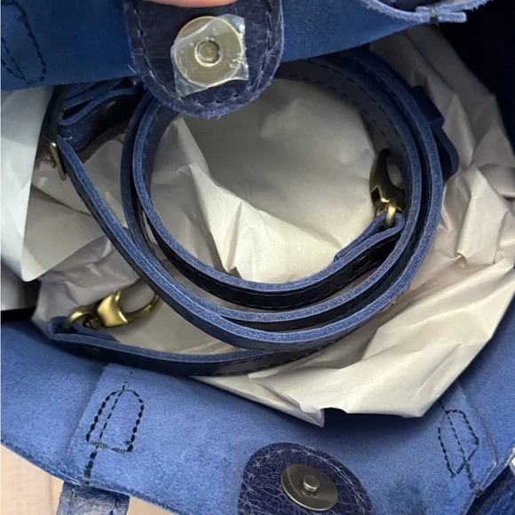 Lola Crossbody Tote by Portland Leather in Midnight Navy with adjustable straps - Picture 11 of 12